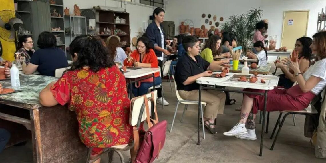 Ateliês terapêuticos criados por Nise da Silveira completam 80 anos no Rio de Janeiro. Espaços revolucionaram a psiquiatria brasileira com arte, acolhimento e dignidade humana.