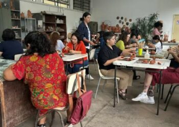 Ateliês terapêuticos criados por Nise da Silveira completam 80 anos no Rio de Janeiro. Espaços revolucionaram a psiquiatria brasileira com arte, acolhimento e dignidade humana.
