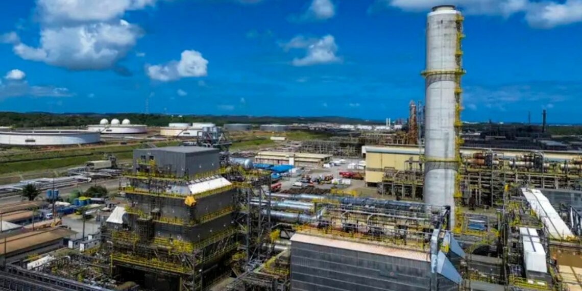 Petrobras informou que refinarias operaram acima de 100% da capacidade em abril e maio de 2026. Estatal relaciona aumento ao cenário internacional e à alta demanda por derivados.