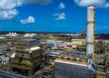 Petrobras informou que refinarias operaram acima de 100% da capacidade em abril e maio de 2026. Estatal relaciona aumento ao cenário internacional e à alta demanda por derivados.