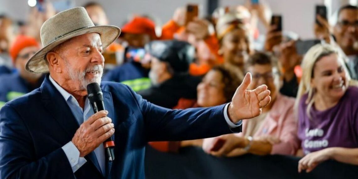 Lula participou em Paulínia do anúncio de R$ 37 bilhões em investimentos da Petrobras em São Paulo até 2030. Projetos incluem ampliação da Replan e produção de combustível sustentável.