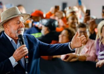 Lula participou em Paulínia do anúncio de R$ 37 bilhões em investimentos da Petrobras em São Paulo até 2030. Projetos incluem ampliação da Replan e produção de combustível sustentável.