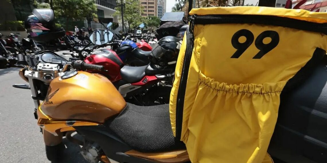 Plataforma da 99 usa sensores e algoritmo para monitorar motociclistas parceiros e reduzir acidentes com alertas e restrições na condução.