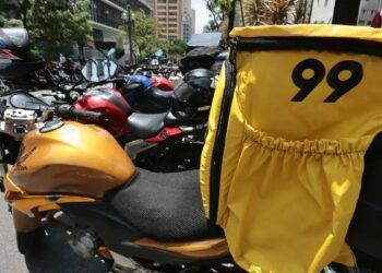 Plataforma da 99 usa sensores e algoritmo para monitorar motociclistas parceiros e reduzir acidentes com alertas e restrições na condução.