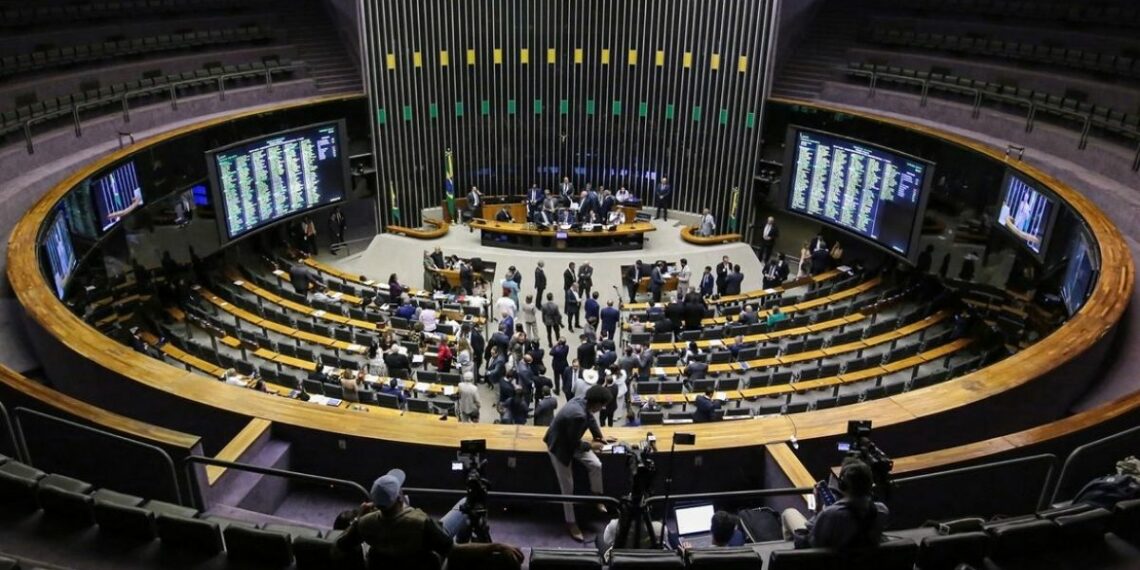 Câmara dos Deputados analisa projeto que cria a Política Nacional de Minerais Críticos e Estratégicos, com incentivos fiscais, fundo de R$ 2 bilhões e prioridade para o setor mineral.