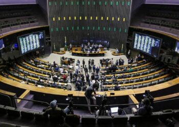 Câmara dos Deputados analisa projeto que cria a Política Nacional de Minerais Críticos e Estratégicos, com incentivos fiscais, fundo de R$ 2 bilhões e prioridade para o setor mineral.