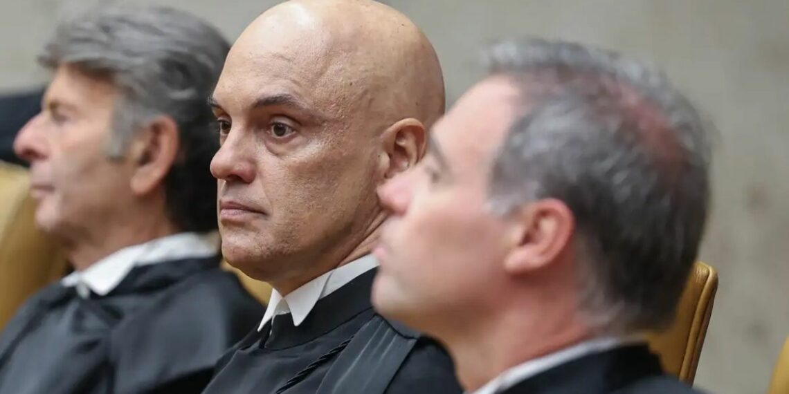 Alexandre de Moraes suspende aplicação da Lei da Dosimetria para condenados pelos atos de 8 de janeiro até decisão final do STF sobre ações de inconstitucionalidade.