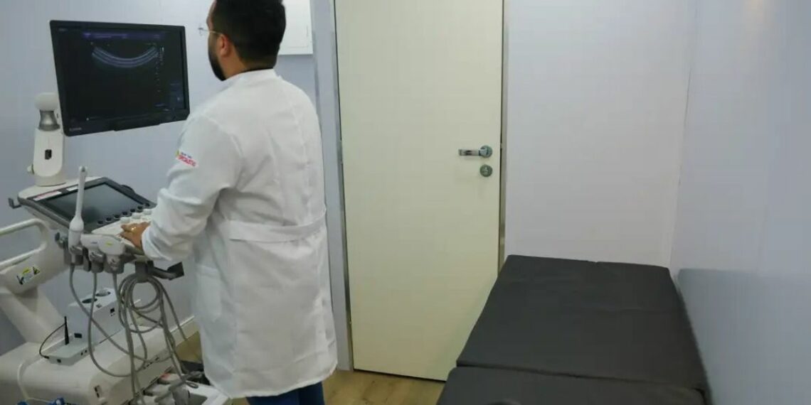 Nova lei federal garante programas de saúde mental para crianças e adolescentes no SUS, com atendimento especializado, capacitação profissional e acesso a terapias.