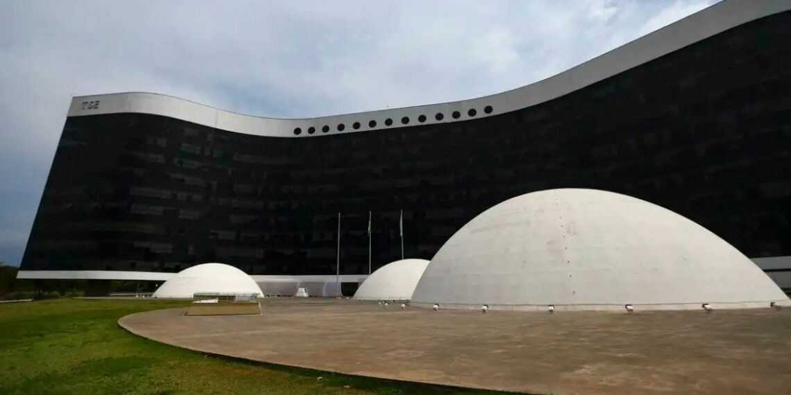 Especialistas avaliam desafios do TSE nas eleições de 2026 diante do avanço da inteligência artificial, fake news e pesquisas eleitorais fraudulentas sob gestão de Nunes Marques.