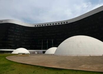 Especialistas avaliam desafios do TSE nas eleições de 2026 diante do avanço da inteligência artificial, fake news e pesquisas eleitorais fraudulentas sob gestão de Nunes Marques.