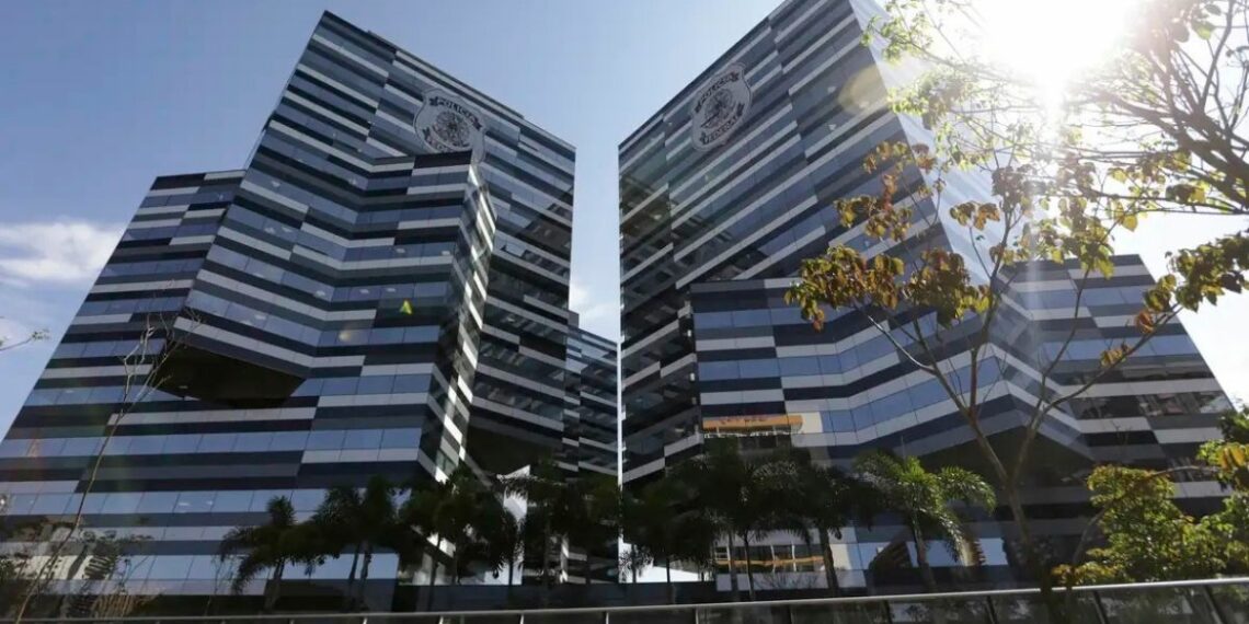Polícia Federal prende cidadão chileno acusado de injúria racial e homofóbica em voo da Latam entre Guarulhos e Frankfurt. Anac promete punições mais severas para passageiros indisciplinados.