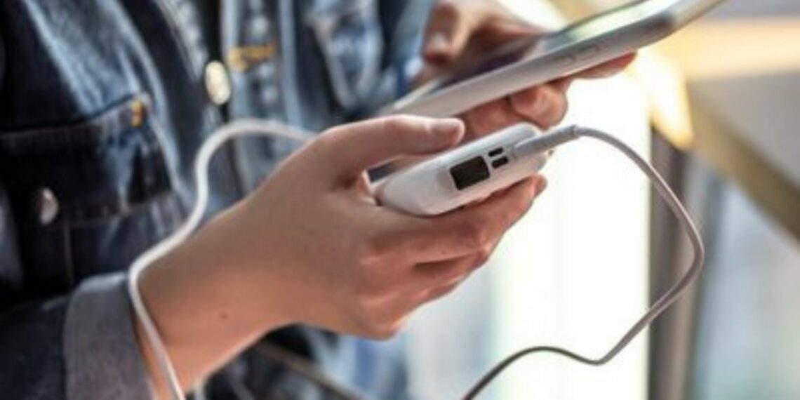 Novas regras para transporte de power banks em aviões entram em vigor com limites de capacidade e restrições de armazenamento durante os voos.