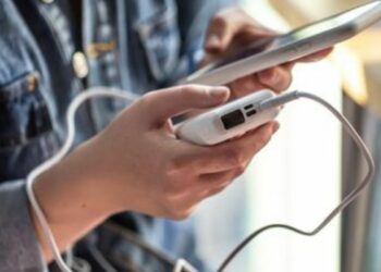 Novas regras para transporte de power banks em aviões entram em vigor com limites de capacidade e restrições de armazenamento durante os voos.