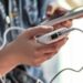Novas regras para transporte de power banks em aviões entram em vigor com limites de capacidade e restrições de armazenamento durante os voos.