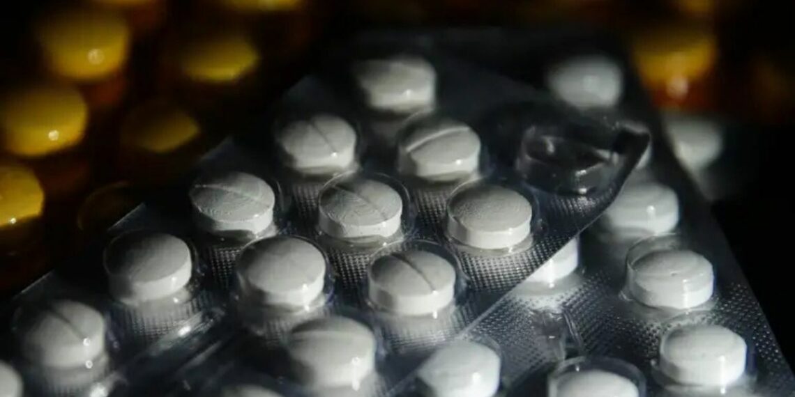 Fiocruz anuncia produção nacional da cladribina oral, medicamento usado no tratamento da esclerose múltipla, para ampliar acesso no SUS e reduzir custos.