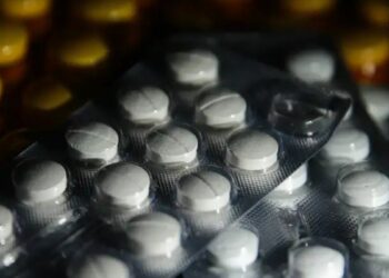 Fiocruz anuncia produção nacional da cladribina oral, medicamento usado no tratamento da esclerose múltipla, para ampliar acesso no SUS e reduzir custos.