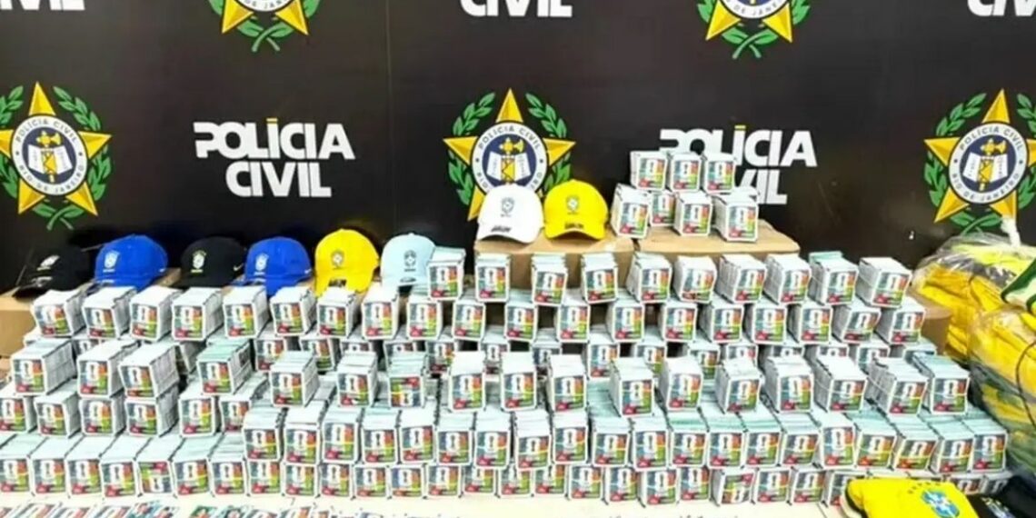 Polícia Civil do Rio apreende mais de 200 mil figurinhas falsas da Copa do Mundo de 2026 em Nova Iguaçu. Camisas da Seleção também foram recolhidas.