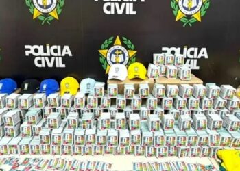 Polícia Civil do Rio apreende mais de 200 mil figurinhas falsas da Copa do Mundo de 2026 em Nova Iguaçu. Camisas da Seleção também foram recolhidas.