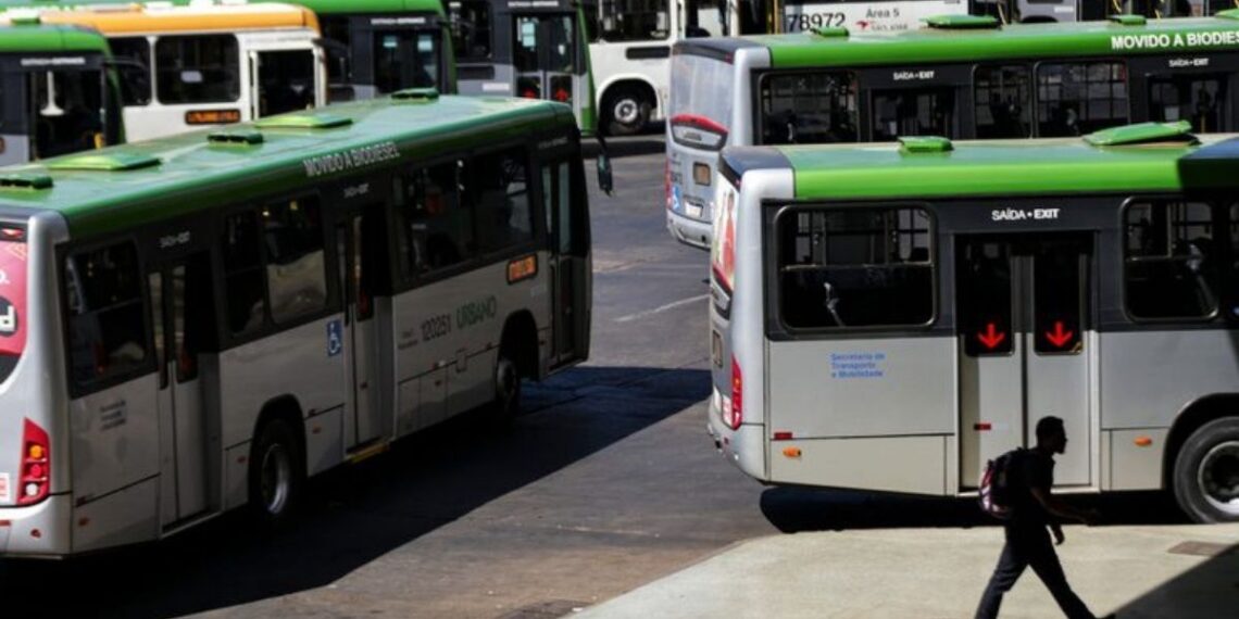 Ministério das Cidades anuncia R$ 303,5 milhões para renovação de frotas de ônibus urbanos pelo Novo PAC. Veículos Euro 6 prometem menos poluição e mais eficiência.