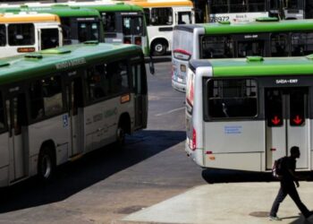 Ministério das Cidades anuncia R$ 303,5 milhões para renovação de frotas de ônibus urbanos pelo Novo PAC. Veículos Euro 6 prometem menos poluição e mais eficiência.