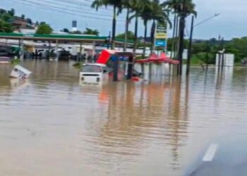 Governo Federal envia equipes da Defesa Civil Nacional para Pernambuco após fortes chuvas causarem mortes, alagamentos e risco de deslizamentos. Paraíba também recebe apoio.