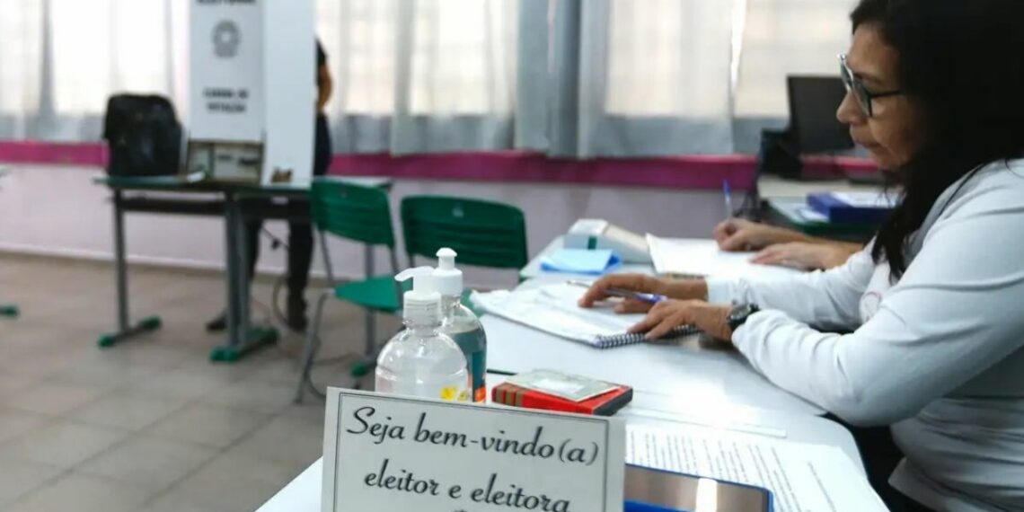 TREs abrem inscrições para mesários voluntários das eleições de 2026. Cadastro pode ser feito pelo aplicativo e-Título ou nos sites da Justiça Eleitoral.