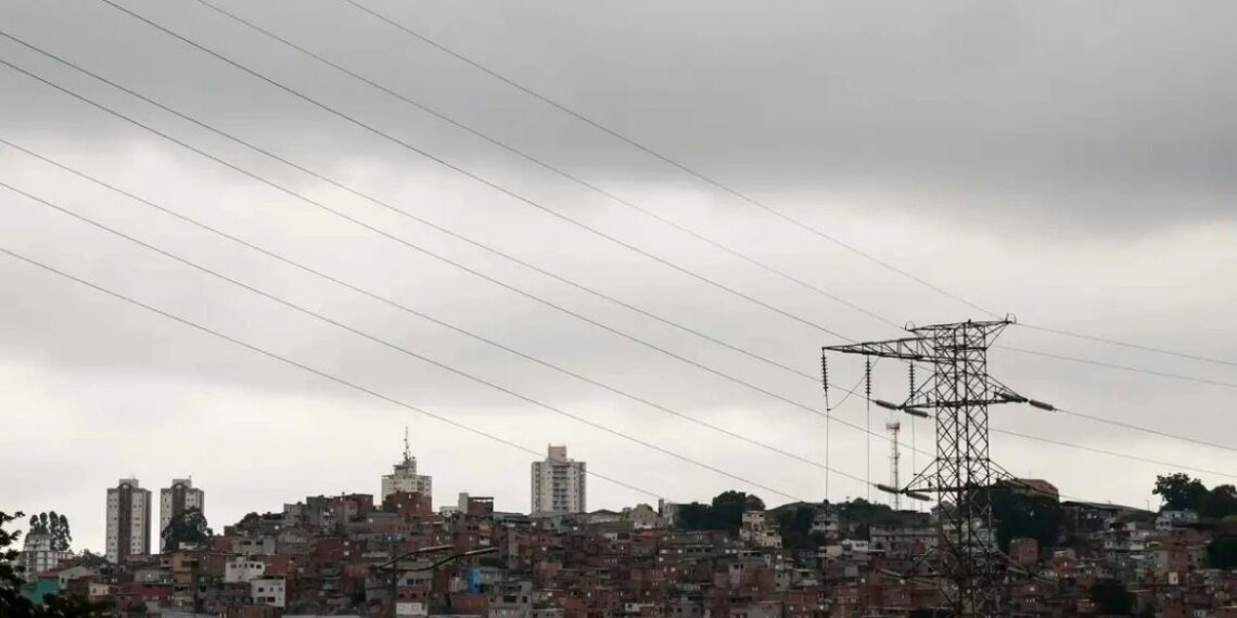 Defesa Civil de São Paulo prevê temporais isolados, aumento das chuvas e queda nas temperaturas até a próxima semana em diversas regiões do estado.