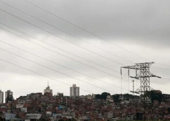 Defesa Civil de São Paulo prevê temporais isolados, aumento das chuvas e queda nas temperaturas até a próxima semana em diversas regiões do estado.