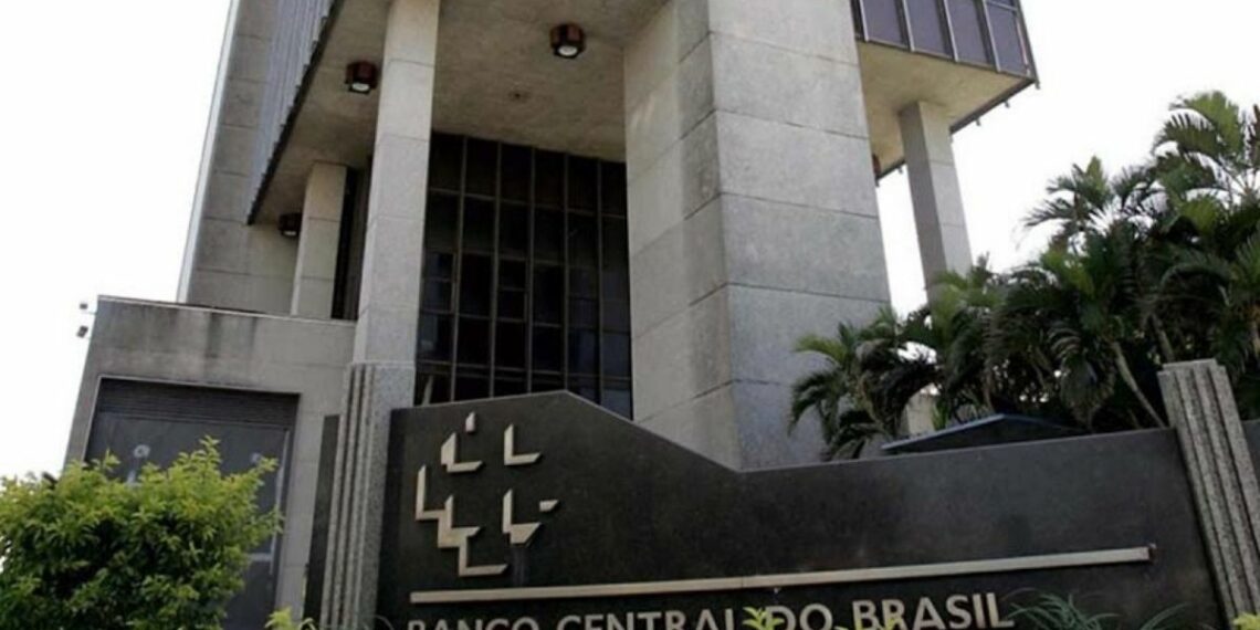 Comissão de Constituição e Justiça do Senado analisa PEC que amplia autonomia do Banco Central e prevê mudanças na estrutura da instituição.
