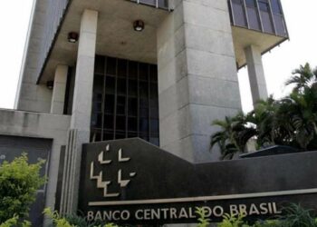Comissão de Constituição e Justiça do Senado analisa PEC que amplia autonomia do Banco Central e prevê mudanças na estrutura da instituição.