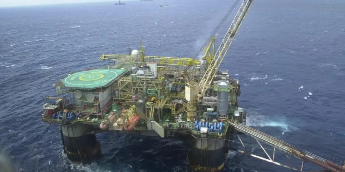 Brasil registra recorde histórico na produção de petróleo e gás em março de 2026, em meio à crise global causada pela guerra no Irã e alta do barril do petróleo.