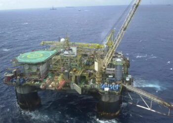 Brasil registra recorde histórico na produção de petróleo e gás em março de 2026, em meio à crise global causada pela guerra no Irã e alta do barril do petróleo.