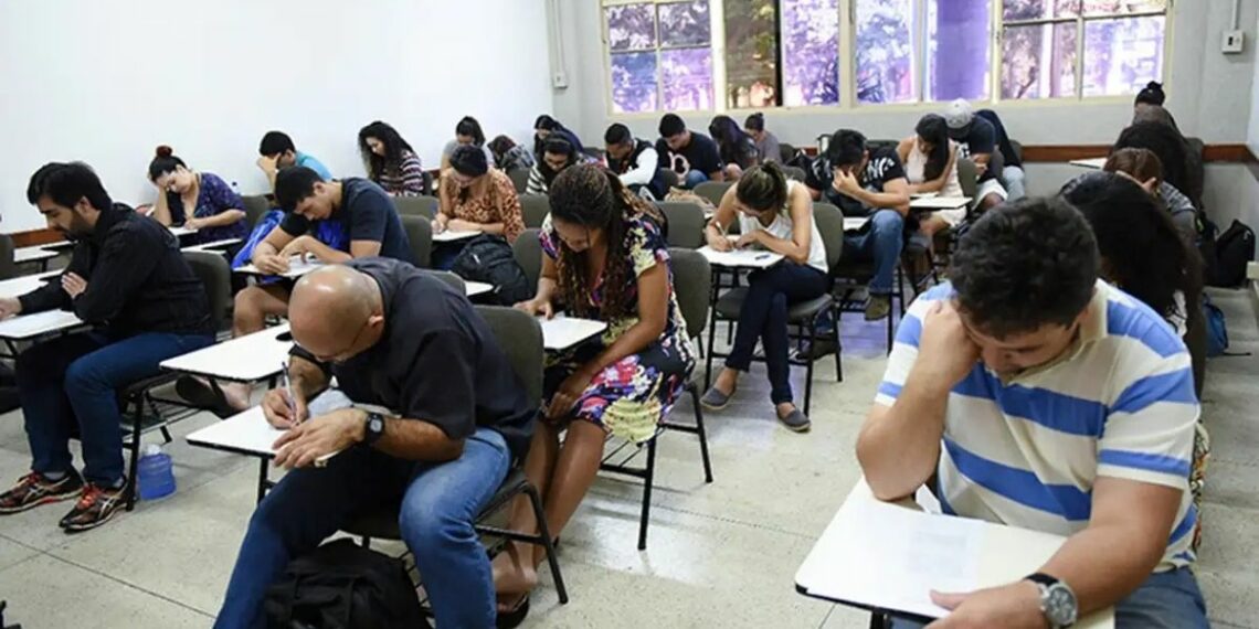 Encceja 2026 está com inscrições abertas até 15 de maio. Exame gratuito oferece certificação do ensino fundamental e médio para jovens e adultos em todo o Brasil.