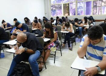 Encceja 2026 está com inscrições abertas até 15 de maio. Exame gratuito oferece certificação do ensino fundamental e médio para jovens e adultos em todo o Brasil.