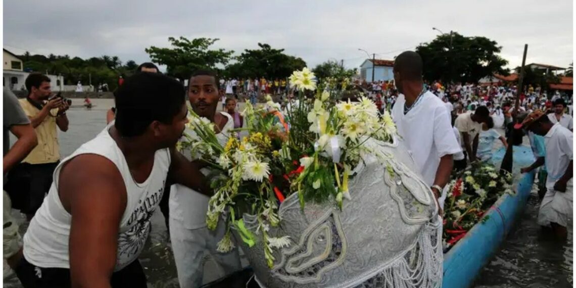 Bembé do Mercado movimenta Salvador e Santo Amaro com rituais, xirês e celebrações da cultura afro-brasileira em homenagem à ancestralidade negra.