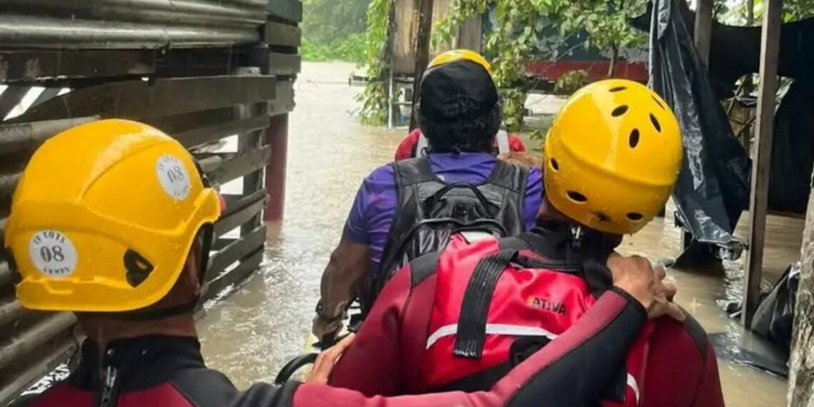 Fortes chuvas em Pernambuco deixam mortos, mais de 9 mil pessoas deslocadas e dezenas de cidades afetadas. Paraíba também registra famílias desalojadas.