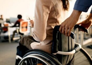 Nova lei estadual no Espírito Santo garante atendimento prioritário a cuidadores, tutores e acompanhantes de pessoas com deficiência mediante apresentação de cartão de identificação gratuito.