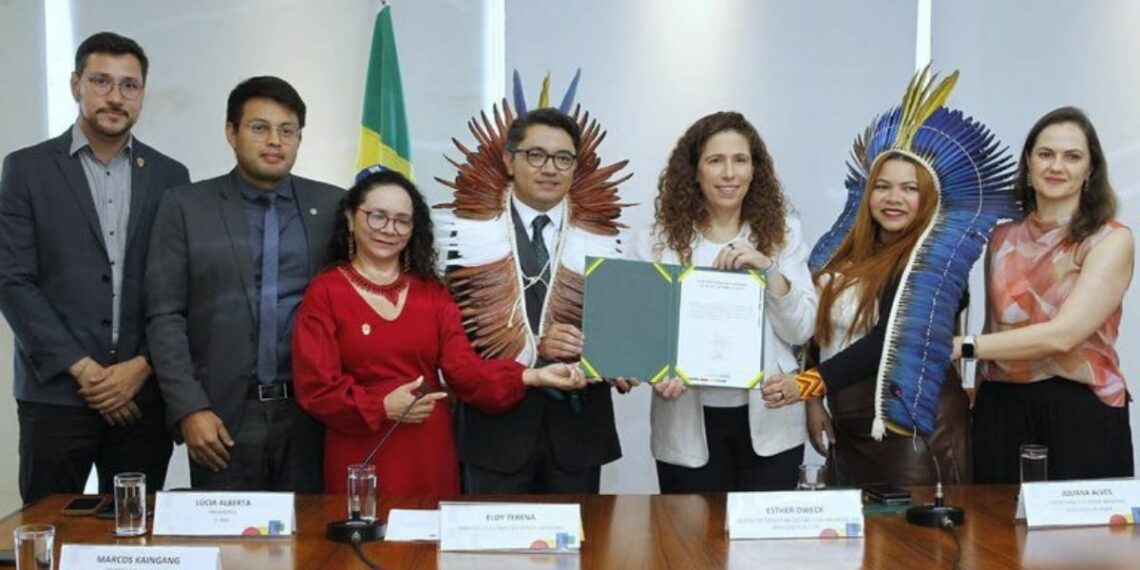 Governo federal vai destinar cerca de 3 milhões de hectares para regularização de 67 reservas indígenas. Nova portaria garante posse permanente das áreas às comunidades.