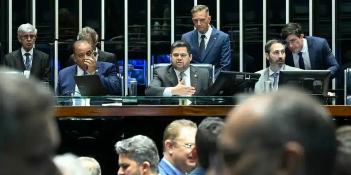 Davi Alcolumbre promulgou a Lei da Dosimetria após o Congresso derrubar veto de Lula. Nova regra altera cálculo das penas de condenados pelos atos de 8 de janeiro.
