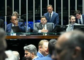 Davi Alcolumbre promulgou a Lei da Dosimetria após o Congresso derrubar veto de Lula. Nova regra altera cálculo das penas de condenados pelos atos de 8 de janeiro.