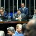 Davi Alcolumbre promulgou a Lei da Dosimetria após o Congresso derrubar veto de Lula. Nova regra altera cálculo das penas de condenados pelos atos de 8 de janeiro.