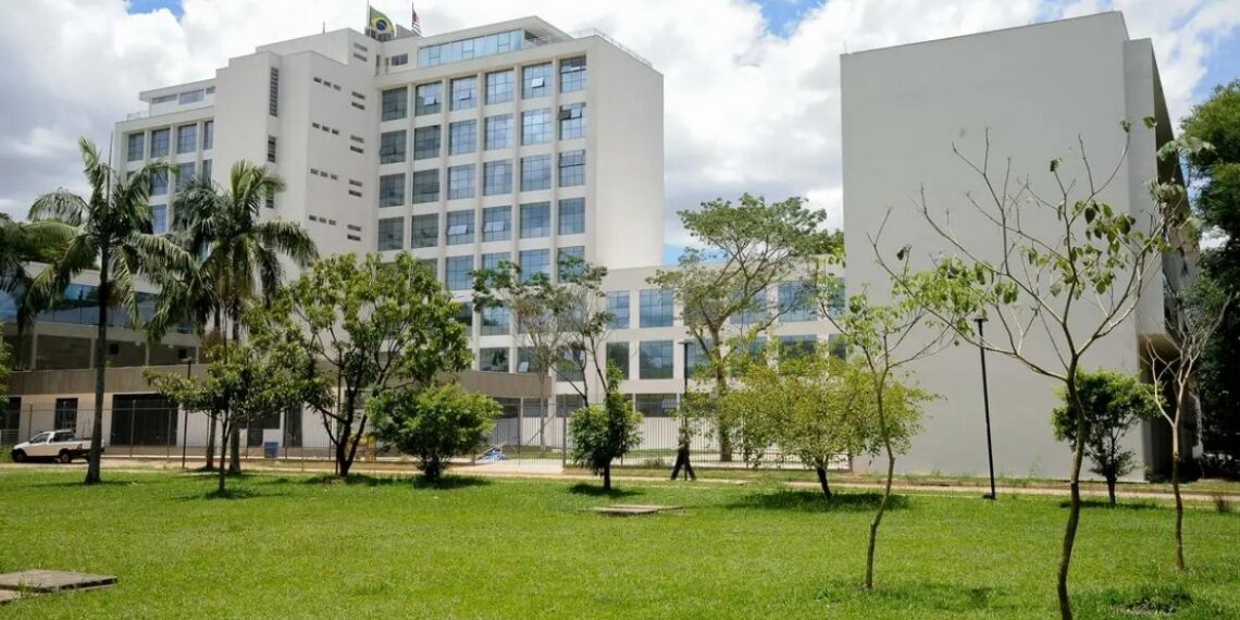Estudantes da USP mantêm ocupação da reitoria em protesto por melhorias na permanência estudantil, reajuste do auxílio financeiro e condições nos bandejões.