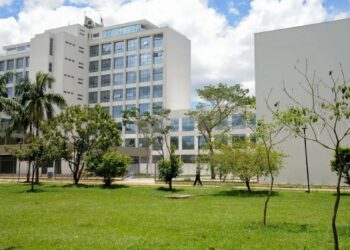 Estudantes da USP mantêm ocupação da reitoria em protesto por melhorias na permanência estudantil, reajuste do auxílio financeiro e condições nos bandejões.