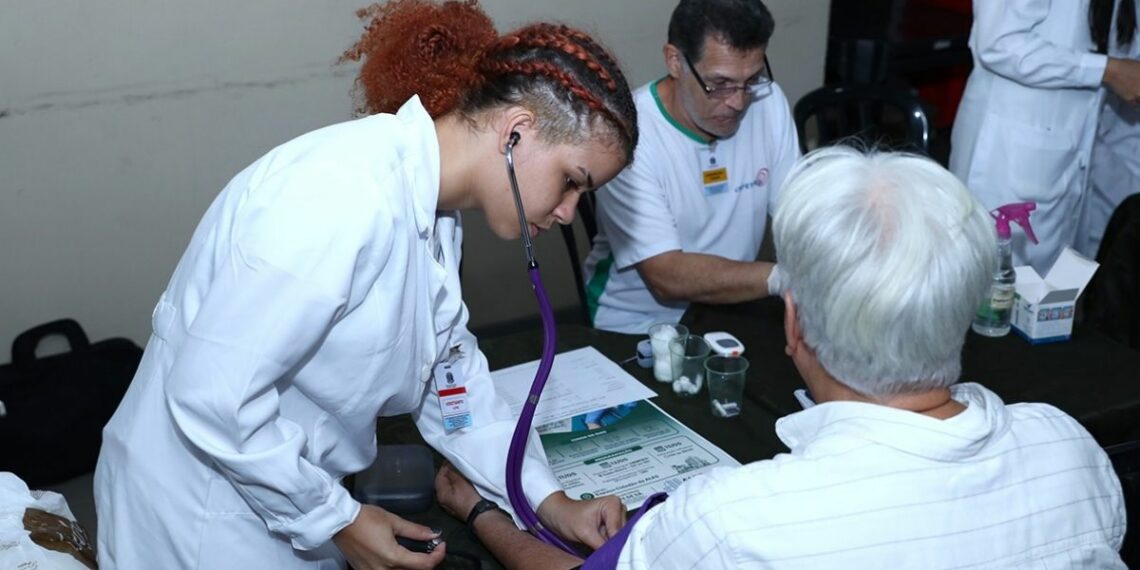 Semana da Enfermagem na Assembleia Legislativa do ES oferece vacinação, testes rápidos, cadastro de medula óssea e serviços gratuitos à população.