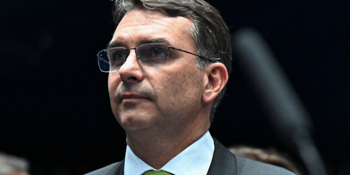 Flávio Bolsonaro articula encontro com Donald Trump nos EUA e movimenta bastidores da direita brasileira.