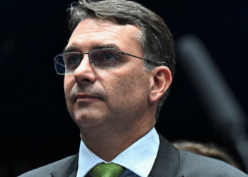 Flávio Bolsonaro articula encontro com Donald Trump nos EUA e movimenta bastidores da direita brasileira.