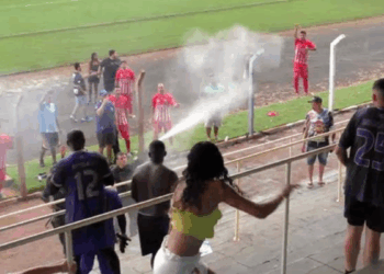 Atleta foi socorrido de ambulância após soco pelas costas.