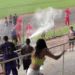 Atleta foi socorrido de ambulância após soco pelas costas.