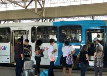 Projeto de Lei apresentado na Assembleia Legislativa propõe regulamentação de vendedores ambulantes no Sistema Transcol, com cadastro estadual e identificação dos trabalhadores.