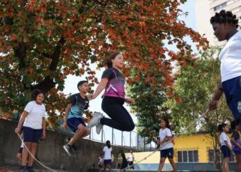 Dia Mundial do Brincar reforça a importância das brincadeiras para o desenvolvimento infantil. Especialista destaca desafios impostos pelas telas, pela pressão escolar e pela falta de espaços adequados para as crianças.